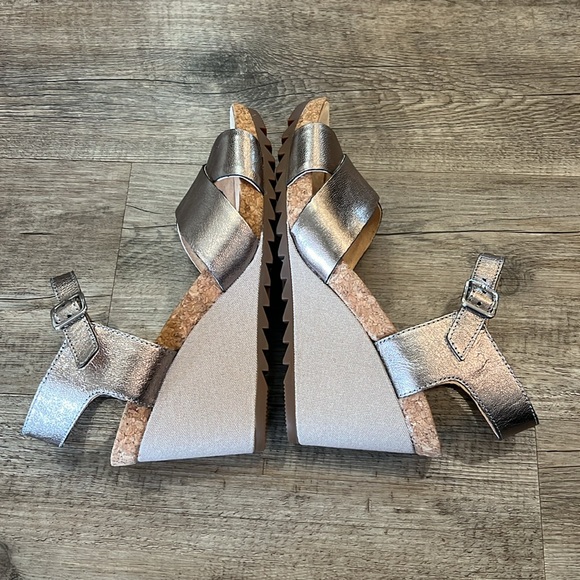 NWT Clarks Gold Sandals size 9 - Picture 5 of 9